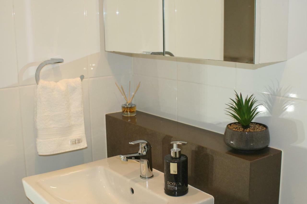 Governor Luxe 1 Bedroom Apartment In The Heart Of Barton Wifi Gym Wine Secure Parking Canberra Kingston Eksteriør billede